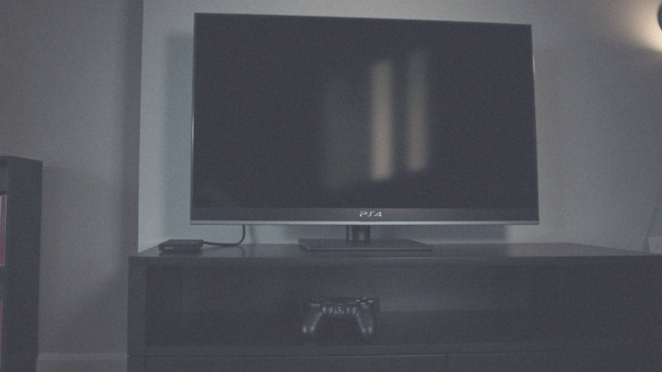 Jak włączyć konsolę PS4 po podłączeniu do telewizora?