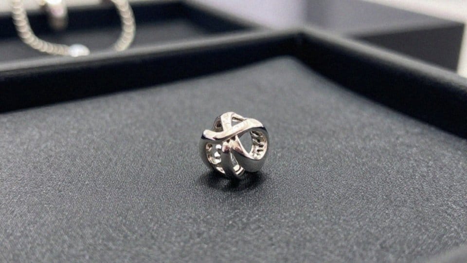 Jakie materiały stosuje Pandora w charmsach?